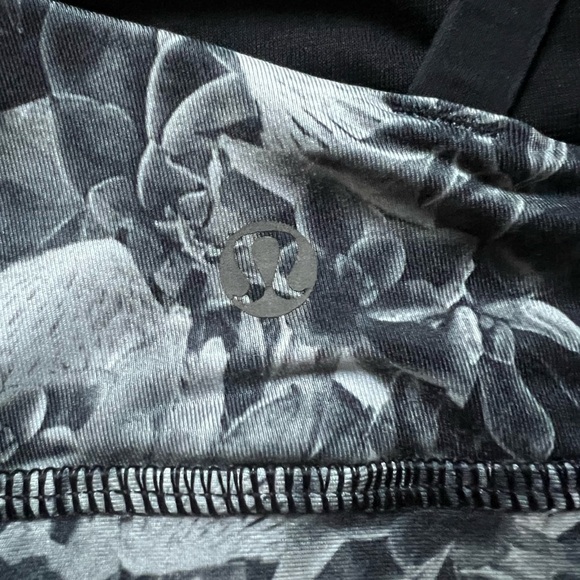 Lululemon Floral Patterned Black & White Energy Bra Size 4 - Picture 7 of 8